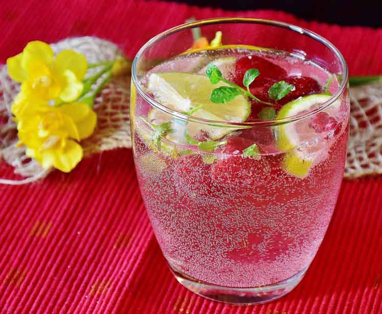 2-ingredient German schorle is the effortless summer drink we need
