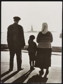  Confronting anti-Ellis Island immigration

